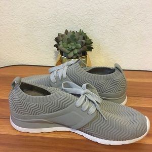 Ugg Willows Soft knit Snickers size 7.5